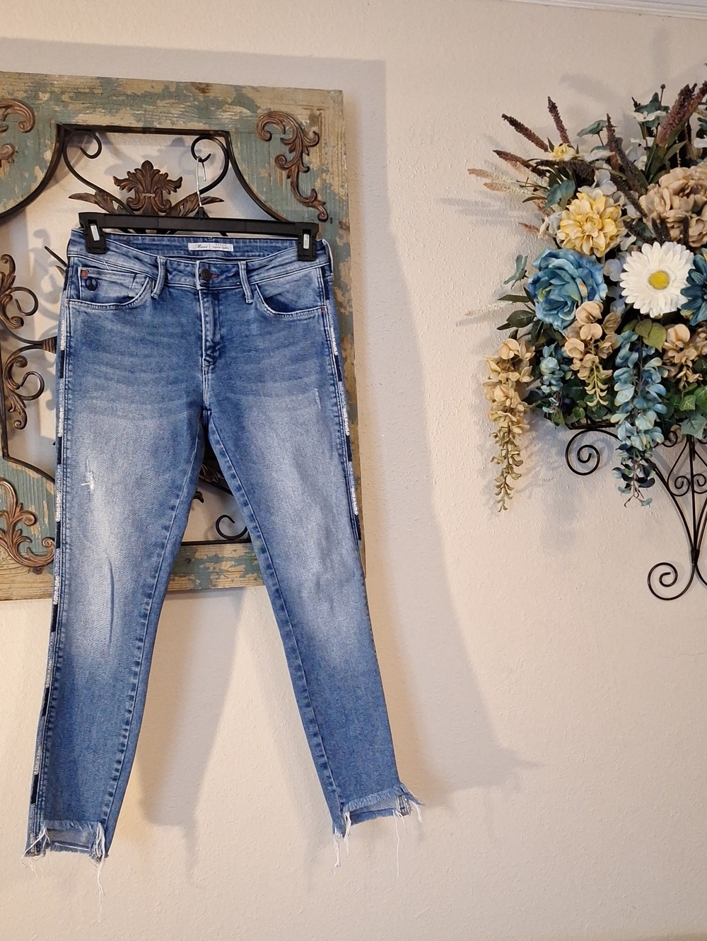 🔥🔥CLEARANCE🔥🔥 Mavi Light Blue Ankle Crop Slim Jeans with Frayed Hem. Size 6